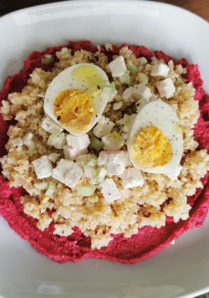 Une photo de Houmous betterave, quinoa, feta et oeuf mollet (végétarien)