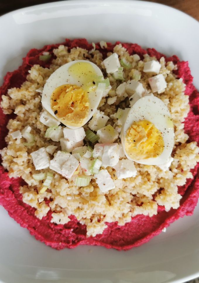 Une photo de Houmous betterave, quinoa, feta et oeuf mollet (végétarien)