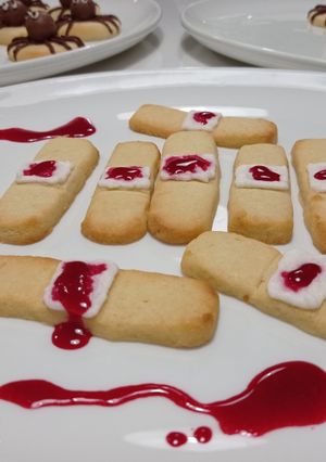 Una foto de Galletas Halloween: tiritas ensangrentadas🩹🩹 🧙🦇