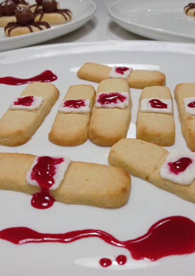 Una foto de Galletas Halloween: tiritas ensangrentadas🩹🩹 🧙🦇