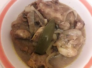 Una foto de Pollo en salsa de champiñones en escabeche
