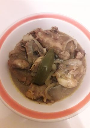 Una foto de Pollo en salsa de champiñones en escabeche