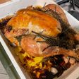 Chapon fermier aux herbes aromatiques farci cèpes et morilles
