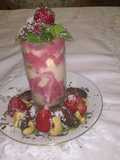Copa helada con helado de mantecol y frutillas a la crema