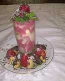 Copa helada con helado de mantecol y frutillas a la crema