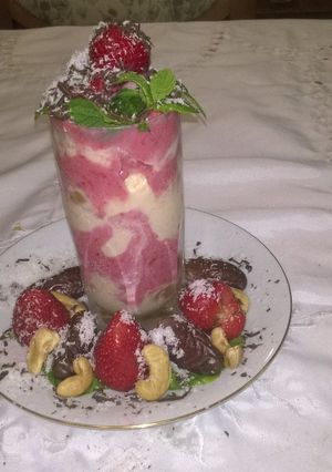 Una foto de Copa helada con helado de mantecol y frutillas a la crema