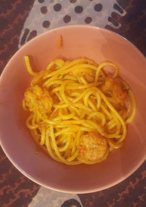 Una foto de Fideos con camarones al azafrán