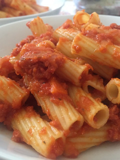 Una foto de Rigatoni con chorizo y tomate