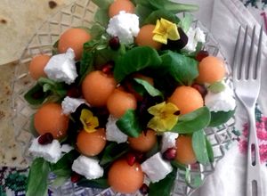 Foto di Insalata di melone e feta con valeriana e fiori eduli