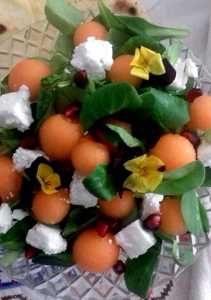 Foto di Insalata di melone e feta con valeriana e fiori eduli