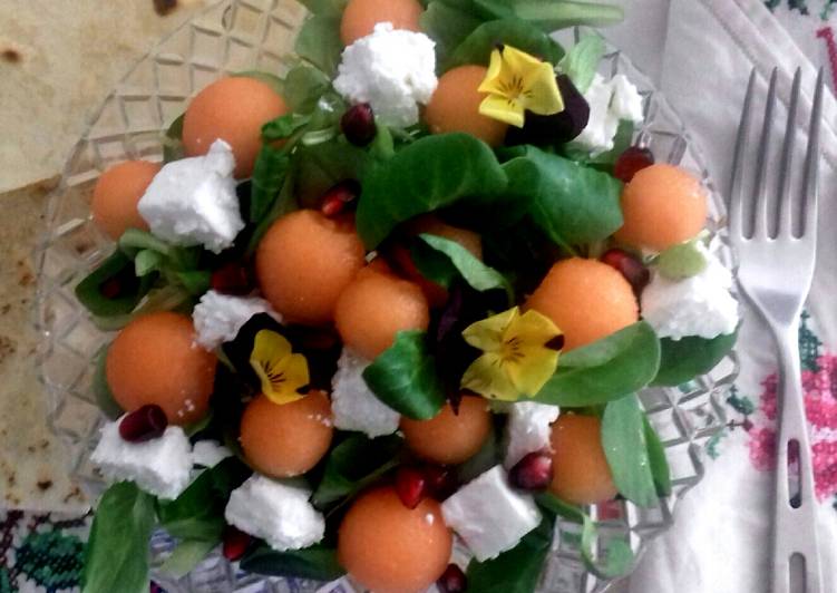 Insalata di melone e feta con valeriana e fiori eduli