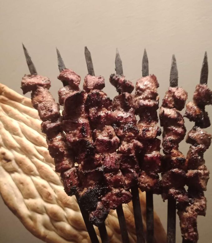 Boshini pastga egilgan tikka qarang