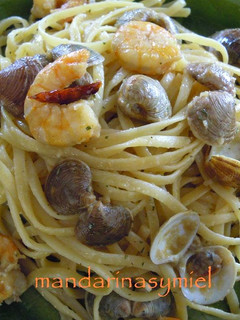 Una foto de Tallarines con langostinos, almejas, ajo y guindilla