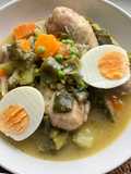 Pollo con verduras frescas en olla a presión