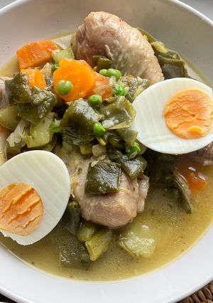 Una foto de Pollo con verduras frescas en olla a presión