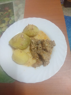 Una foto de Atún en adobo al horno con papas cocidas