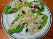 Una foto de ensalada de palmitos con pollo