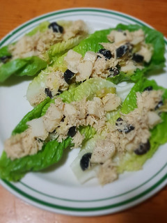 Una foto de Ensalada de pollo con palmitos y aceitunas