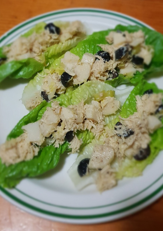 Una foto de Ensalada de pollo con palmitos y aceitunas