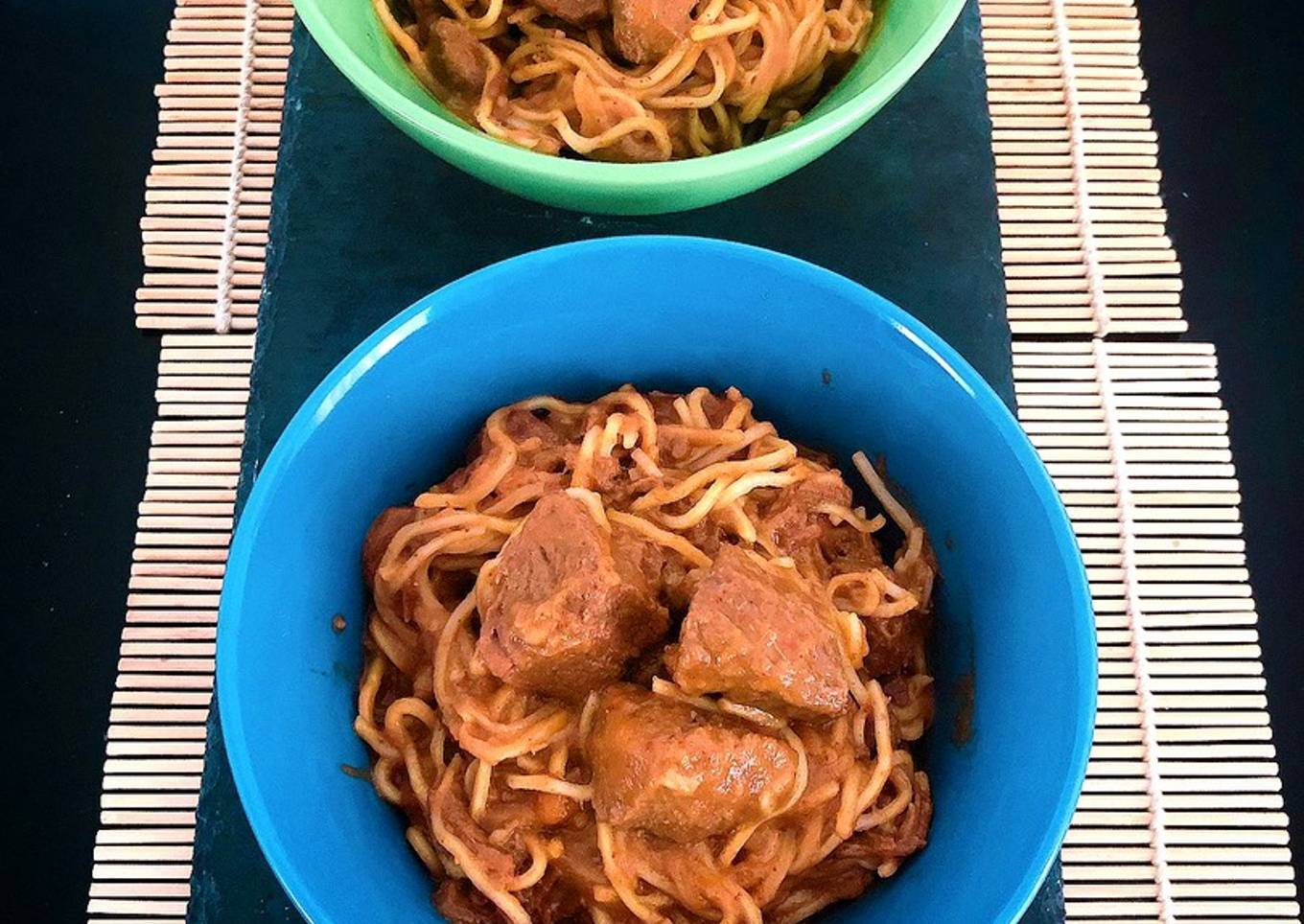 Noodles con ternera en salsa de curry massaman