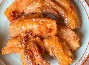 Hình của món Thịt chiên mắm da giòn.