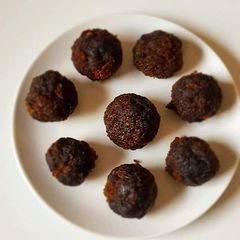 A picture of Beetroot Chocolate balls.