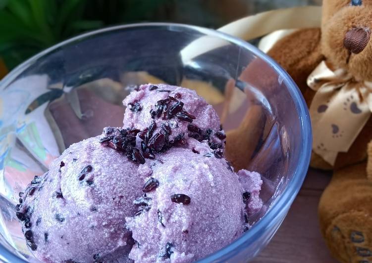 Langkah Mudah untuk mengolah Es cream ubi ungu vs tape ketan hitam yang Enak Banget