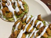 Una foto de tostadas de pollo y aguacate