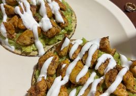 Tostadas de Pollo con Aguacate