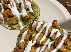Una foto de Tostadas de Pollo con Aguacate
