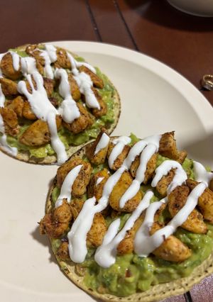 Una foto de Tostadas de Pollo con Aguacate
