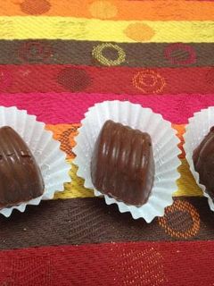 Una foto de Bombones de chocolate rellenos con dulce de leche ♥️🤤