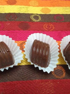 Una foto de Bombones de chocolate rellenos con dulce de leche ♥️🤤
