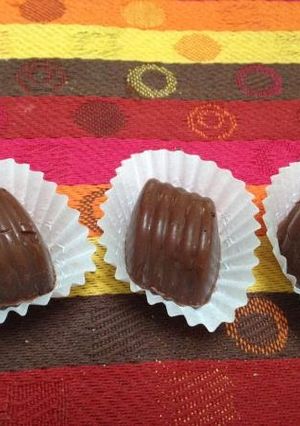 Una foto de Bombones de chocolate rellenos con dulce de leche ♥️🤤