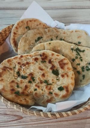 Una foto de Pan naan (pan indio en sartén)