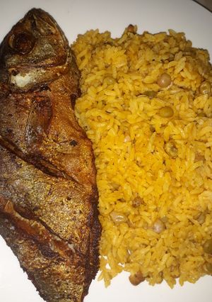 Una foto de Moro de guandules con coco dominicano 🇩🇴