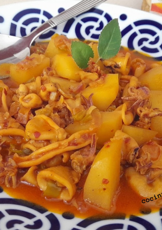 Una foto de Guiso de calamares con patatas