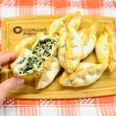 Una foto de Empanadas de pollo, salsa blanca y espinaca