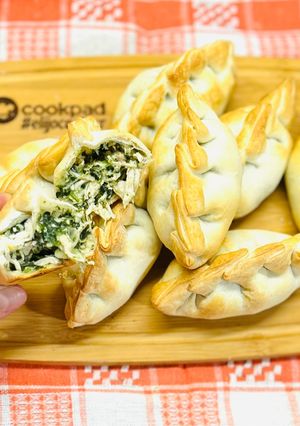 Una foto de Empanadas de pollo, salsa blanca y espinaca