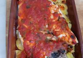 Merluza con fritada y papas panaderas al horno