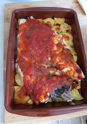 Una foto de Merluza con fritada y papas panaderas al horno