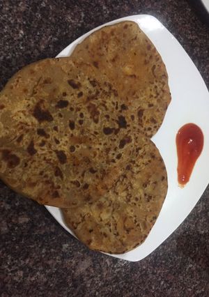 A picture of Khichdi paratha.