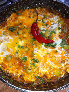 Una foto de Huevos y tomates en una sartén 🍳