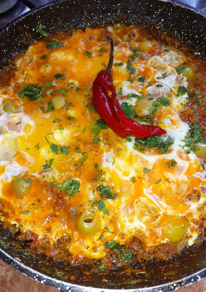 Una foto de Huevos y tomates en una sartén 🍳