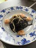 Espagueti al nero di sepia con gulas y gambas