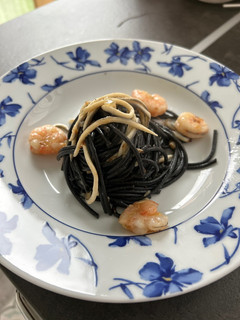 Una foto de Espagueti al nero di sepia con gulas y gambas