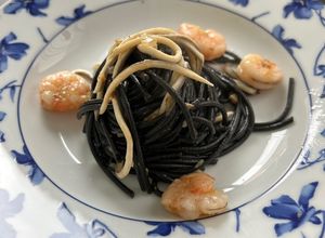 Una foto de Espagueti al nero di sepia con gulas y gambas