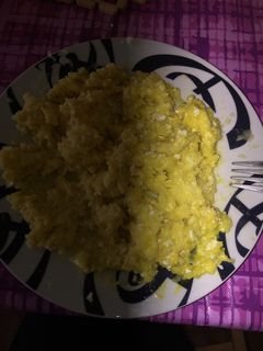 Una foto de Revuelto de patatas con huevos fritos