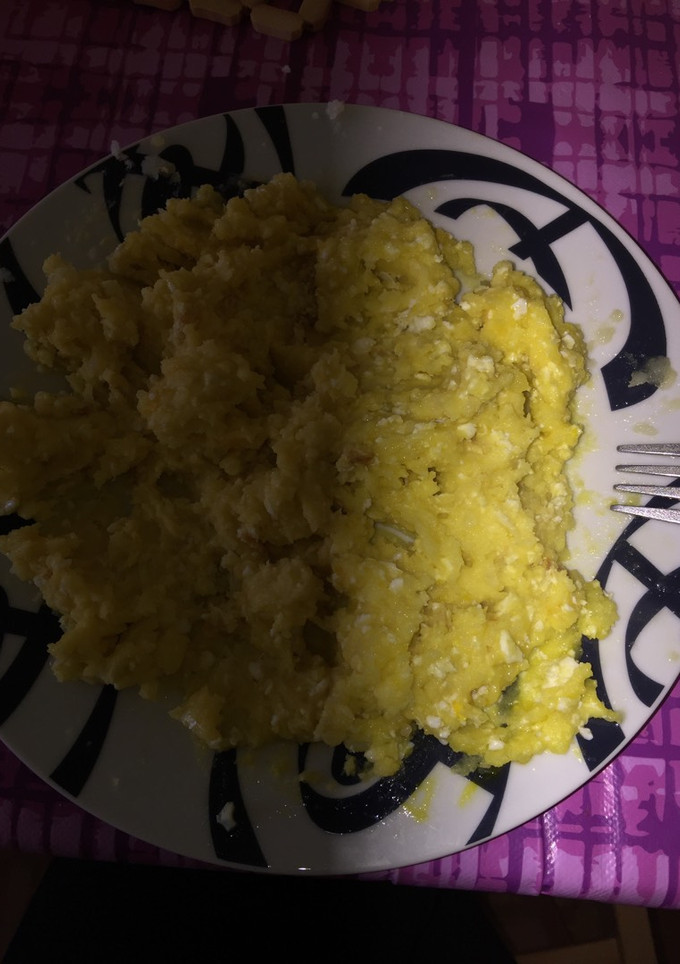Una foto de Revuelto de patatas con huevos fritos