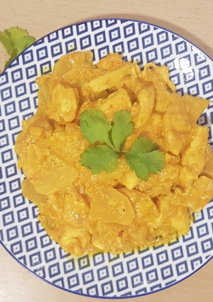 Una foto de Pollo al curry amarillo